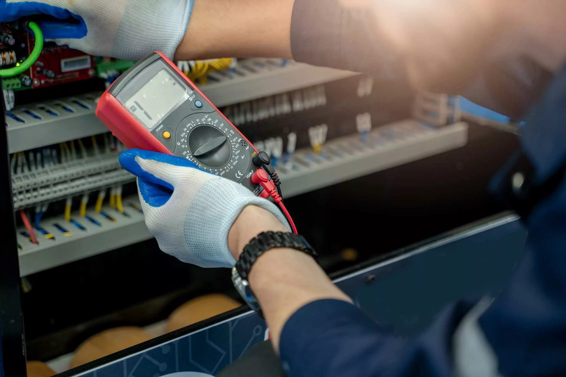 Elektricien werkt aan een moderne groepenkast