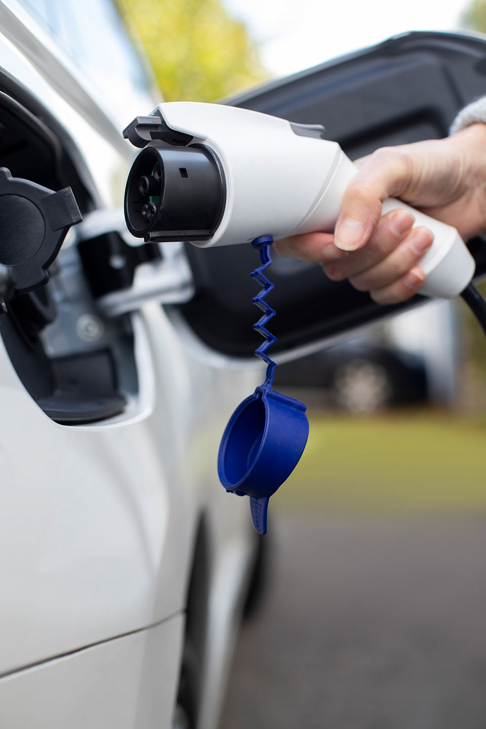 Elektrische auto wordt geladen aan een laadpaal