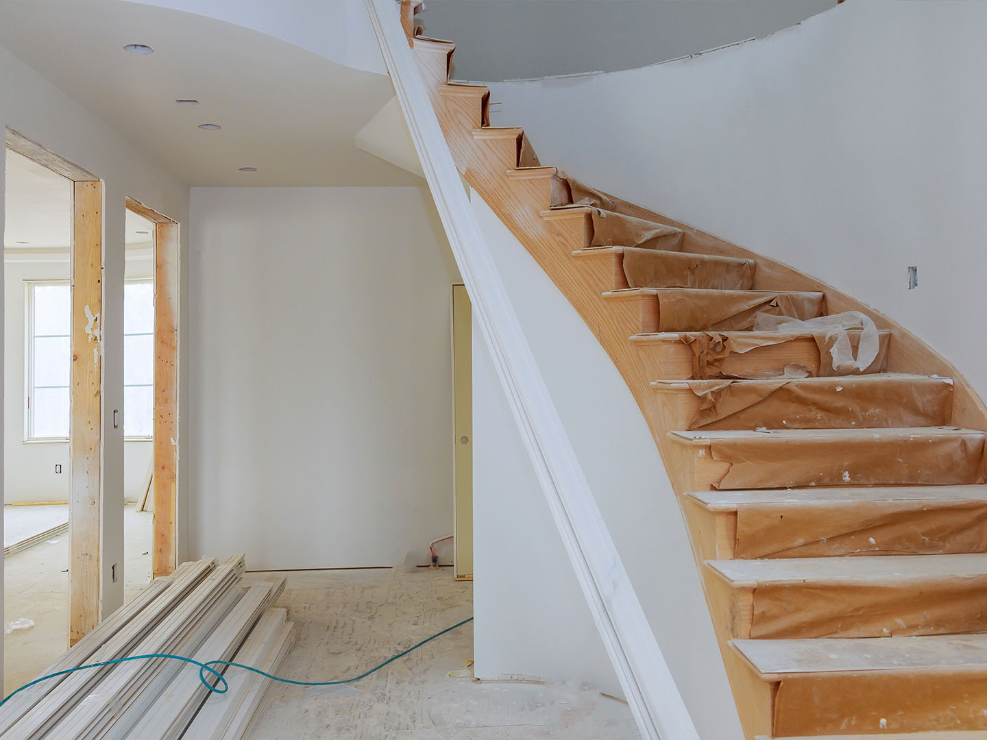 Vakkundig geschilderde houten trap
