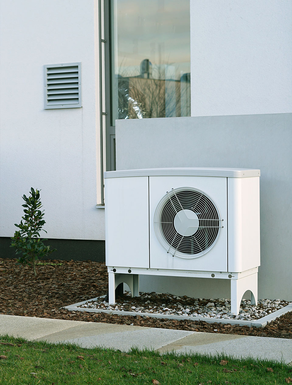 Buitenunit van een warmtepomp bij een woning
