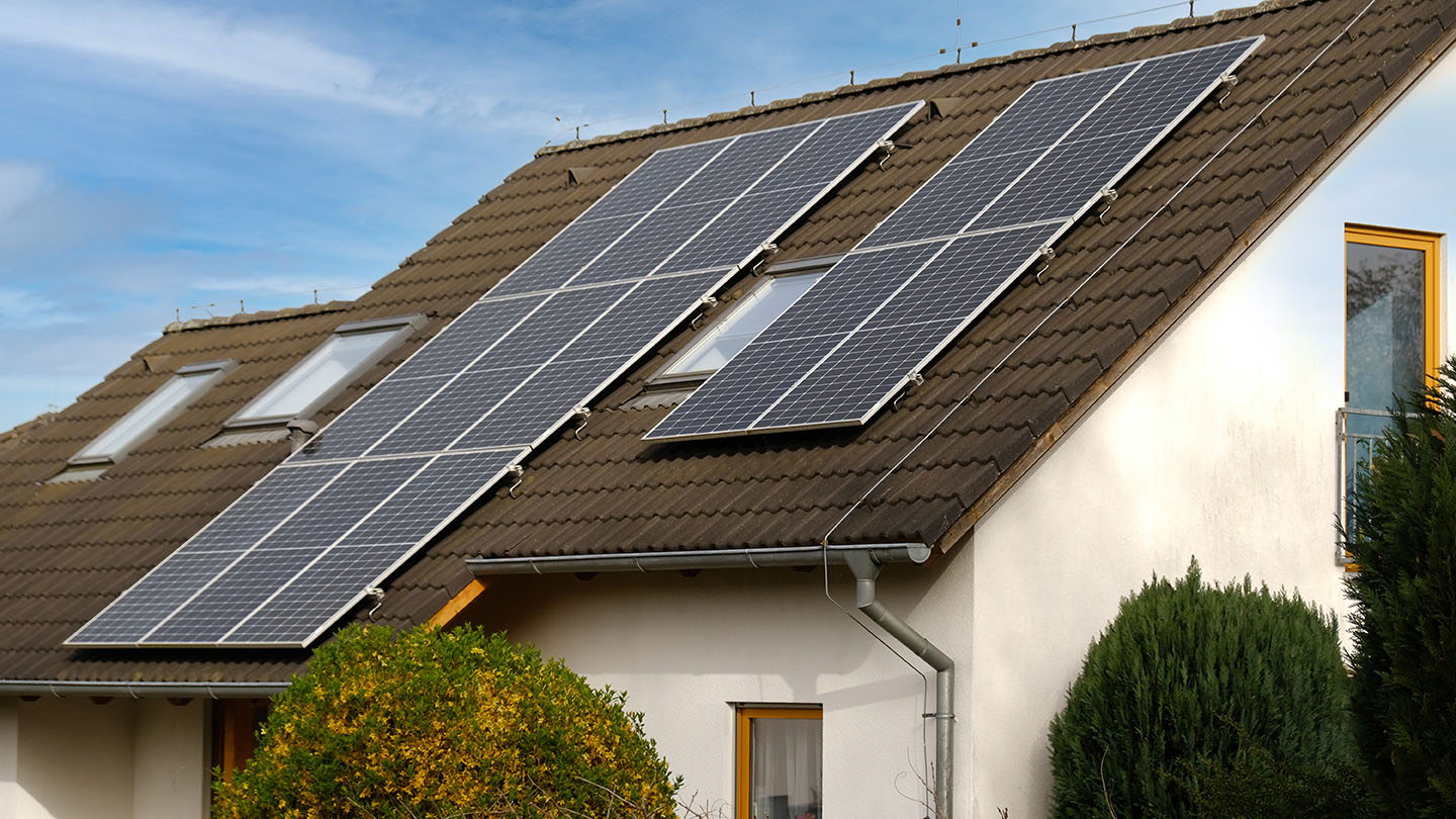 Zonnepanelen op een schuin pannendak
